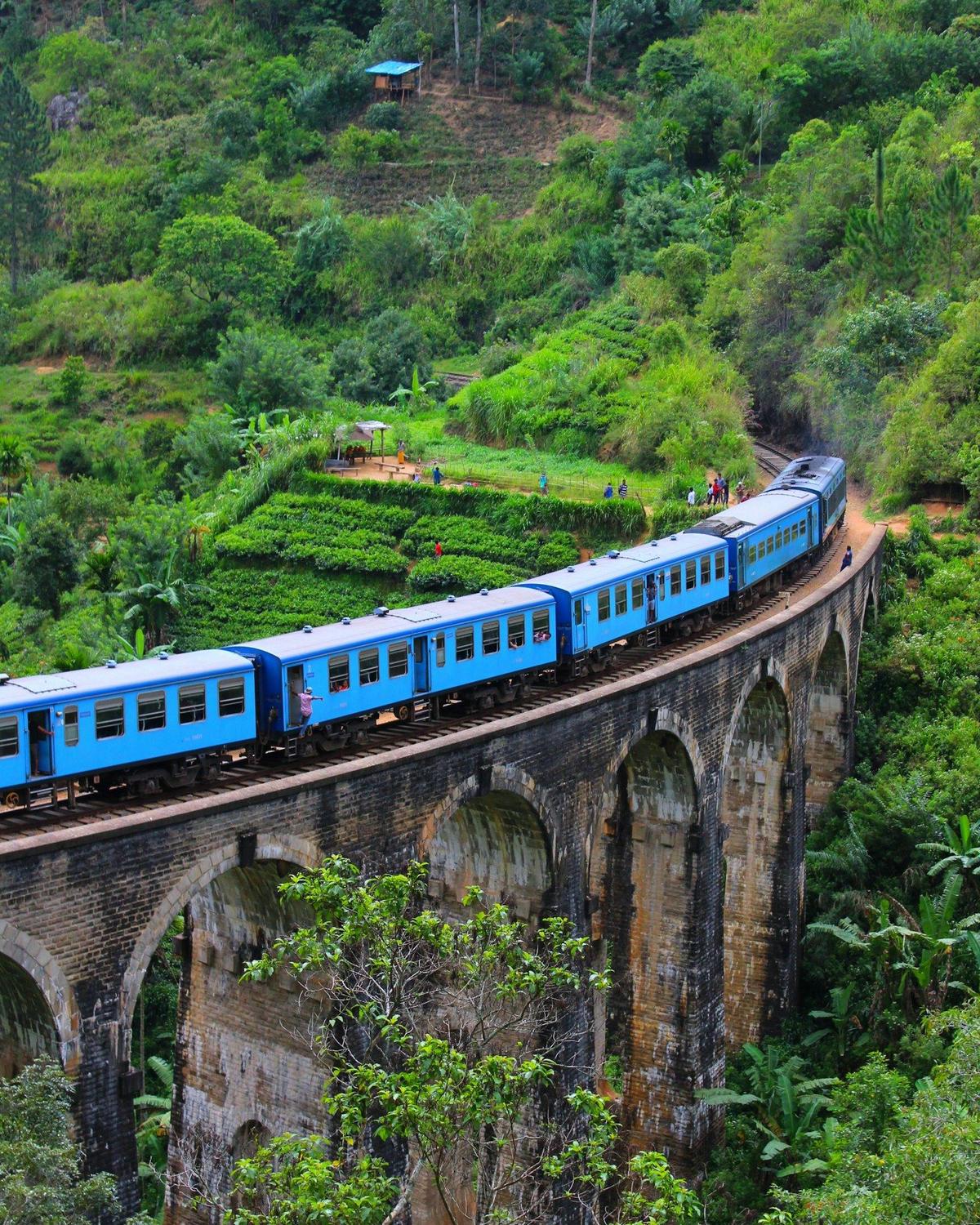 Blue train on the Nine Arch Bridge, Ella